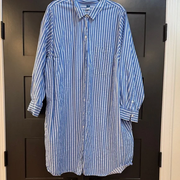 Old Navy Blue and White Striped Casual Button-Down Shirt - Picture 1 of 6